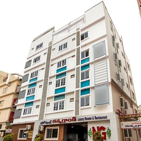 Capital O Sri Navya Grand Near Nexus Hyderabad Hotell Exteriör bild