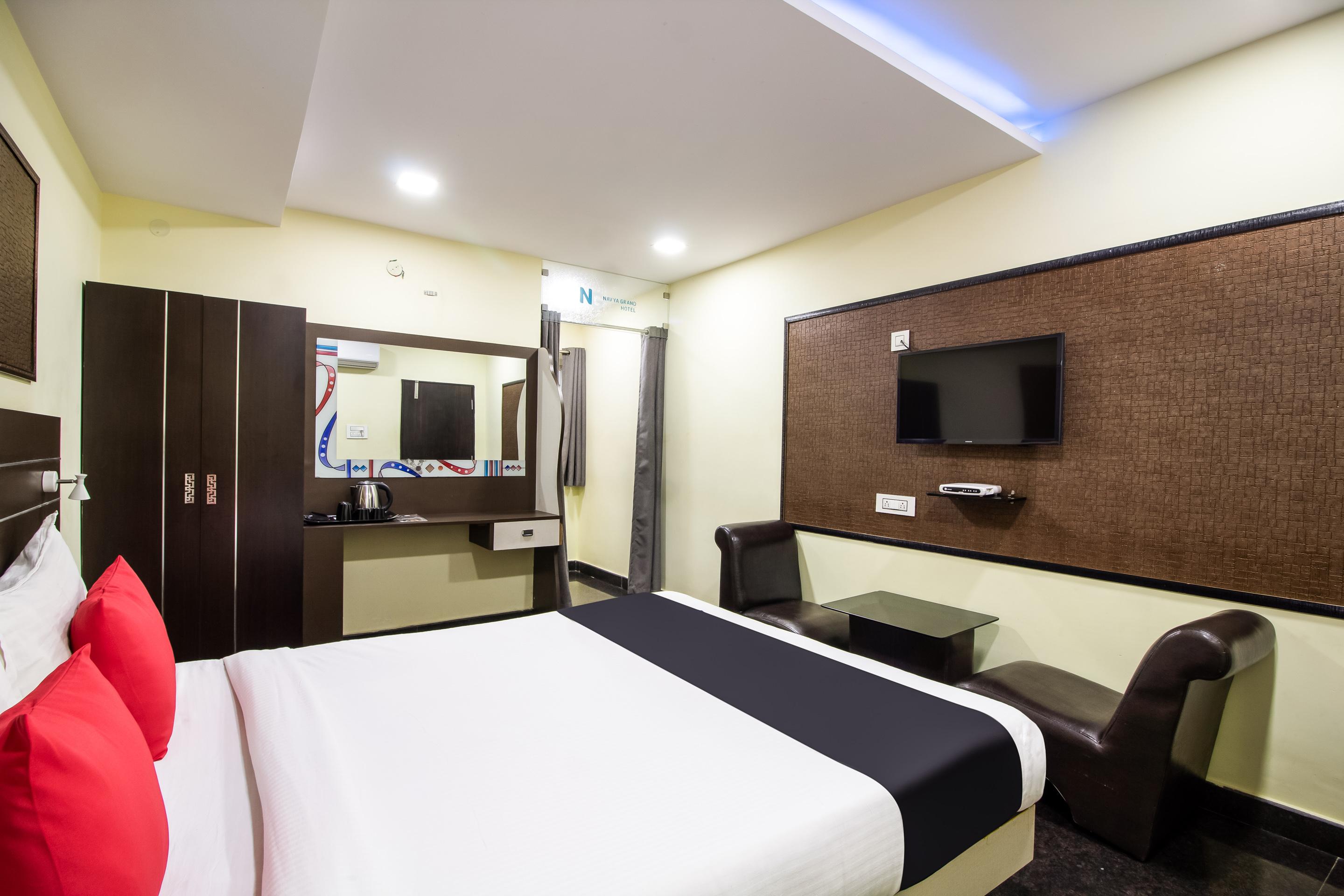 Capital O Sri Navya Grand Near Nexus Hyderabad Hotell Exteriör bild
