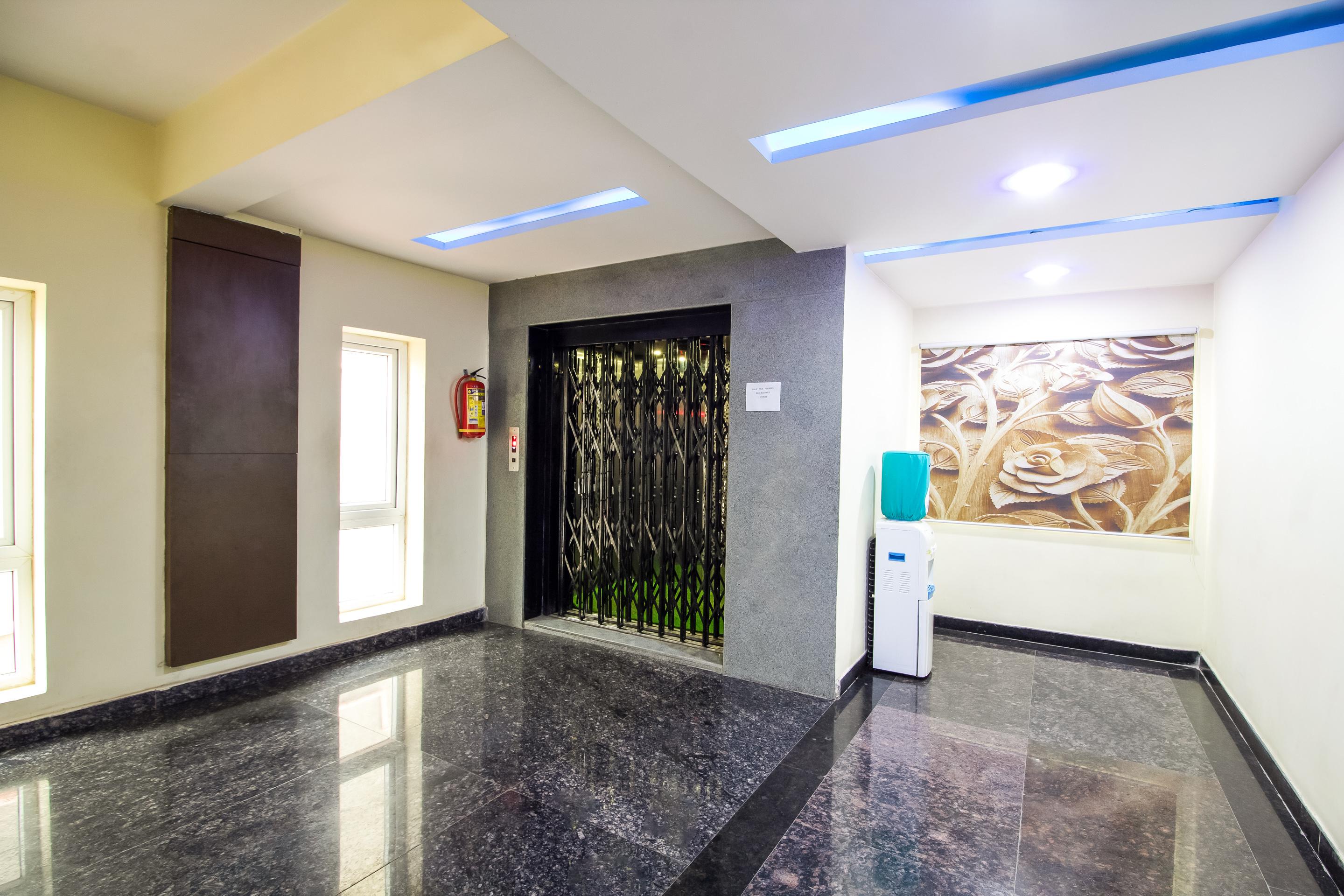 Capital O Sri Navya Grand Near Nexus Hyderabad Hotell Exteriör bild