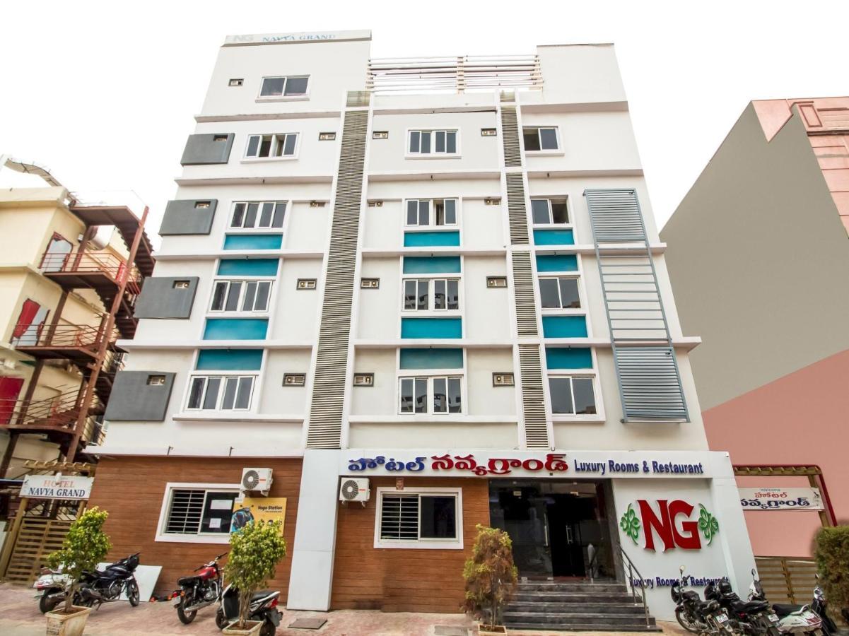 Capital O Sri Navya Grand Near Nexus Hyderabad Hotell Exteriör bild