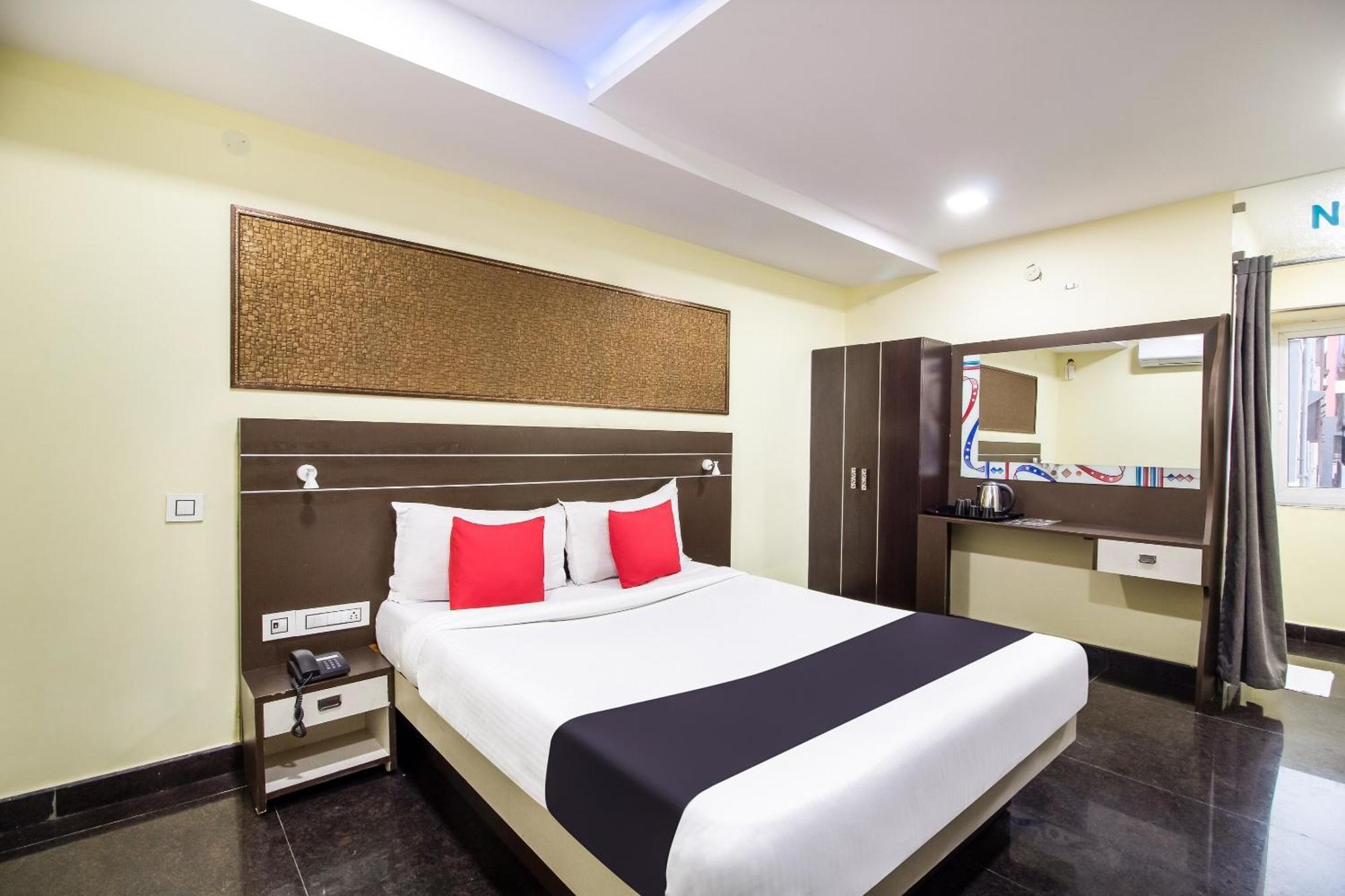 Capital O Sri Navya Grand Near Nexus Hyderabad Hotell Exteriör bild