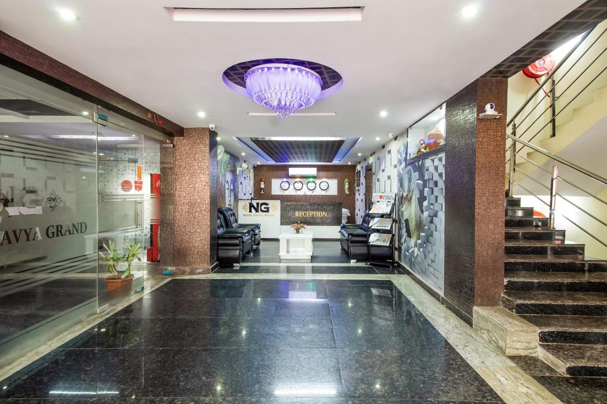 Capital O Sri Navya Grand Near Nexus Hyderabad Hotell Exteriör bild