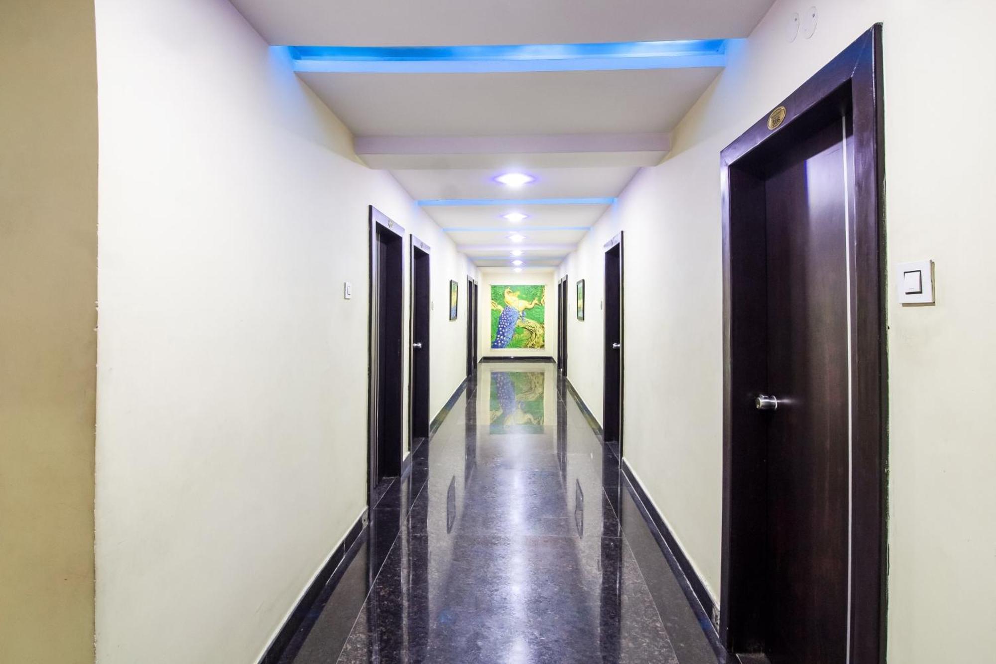 Capital O Sri Navya Grand Near Nexus Hyderabad Hotell Exteriör bild