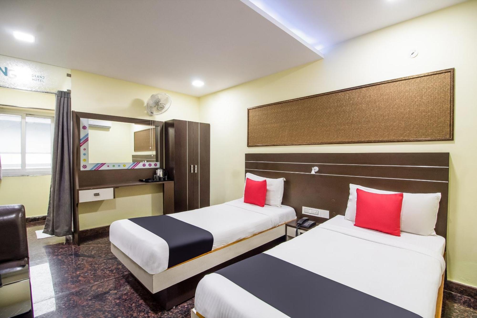 Capital O Sri Navya Grand Near Nexus Hyderabad Hotell Exteriör bild