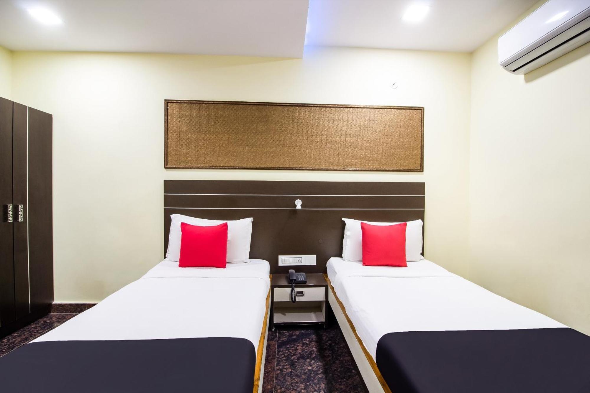 Capital O Sri Navya Grand Near Nexus Hyderabad Hotell Exteriör bild