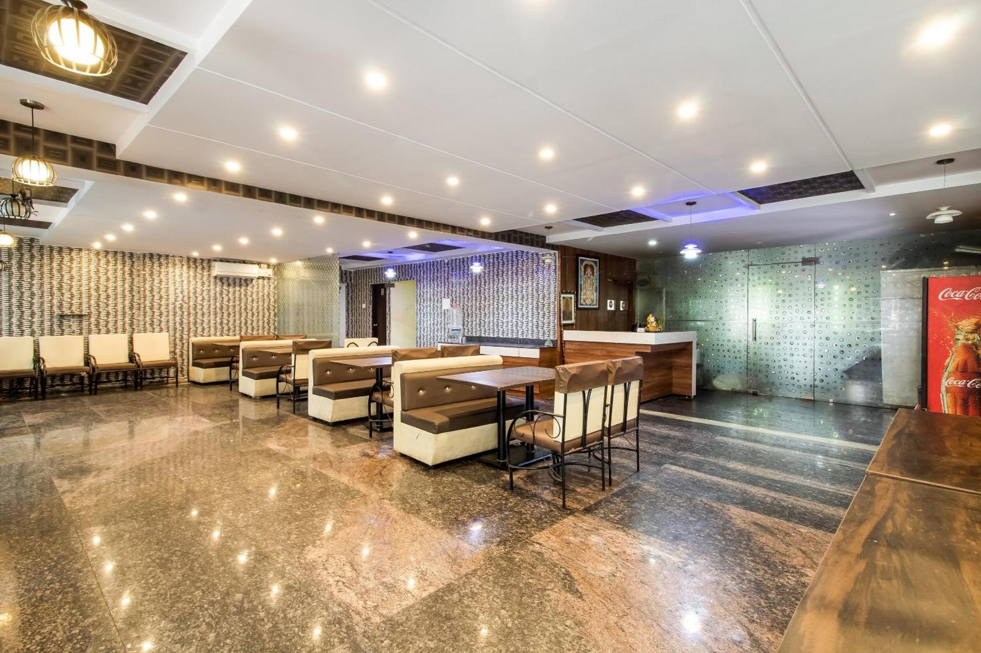 Capital O Sri Navya Grand Near Nexus Hyderabad Hotell Exteriör bild