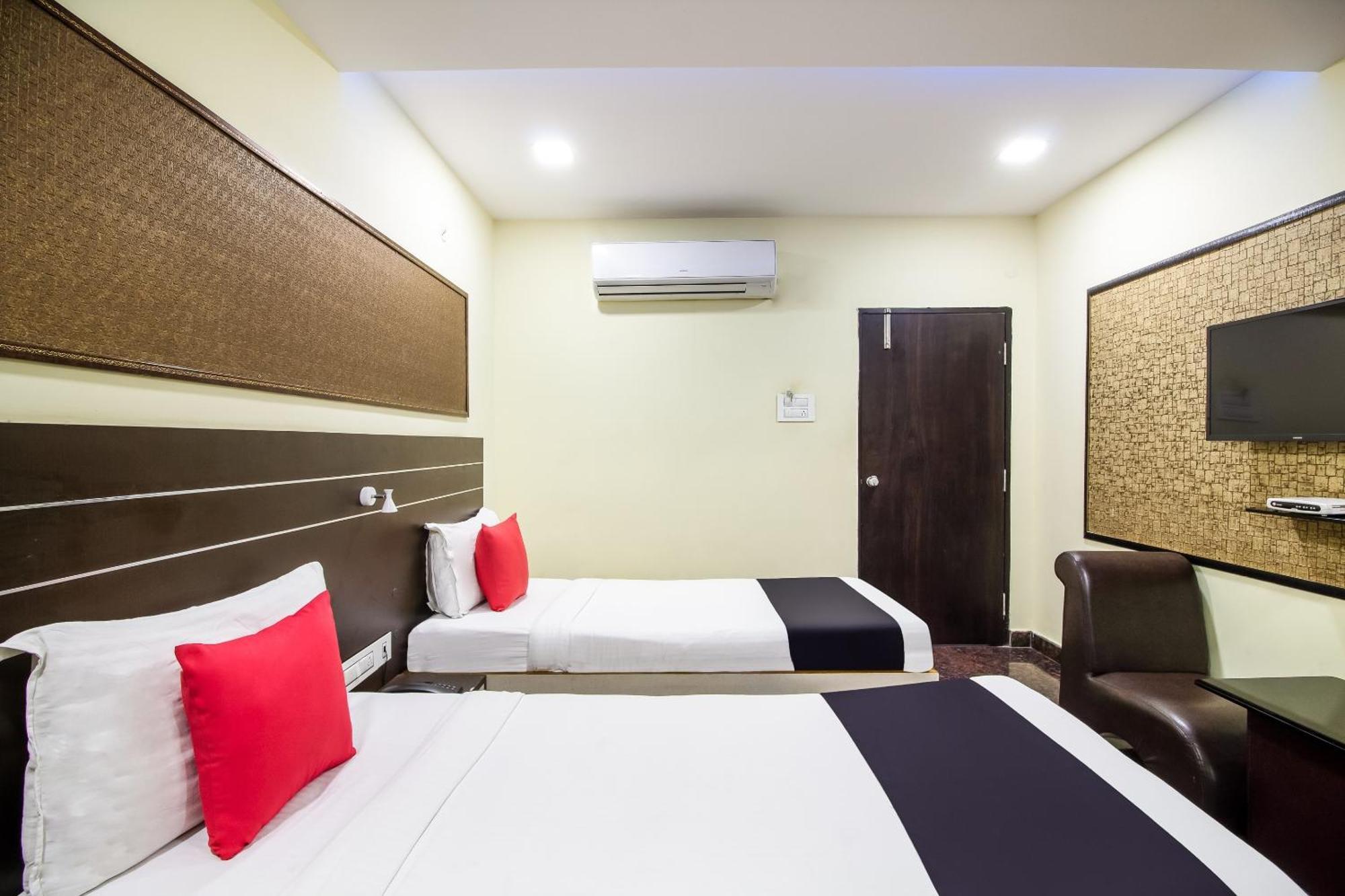 Capital O Sri Navya Grand Near Nexus Hyderabad Hotell Exteriör bild