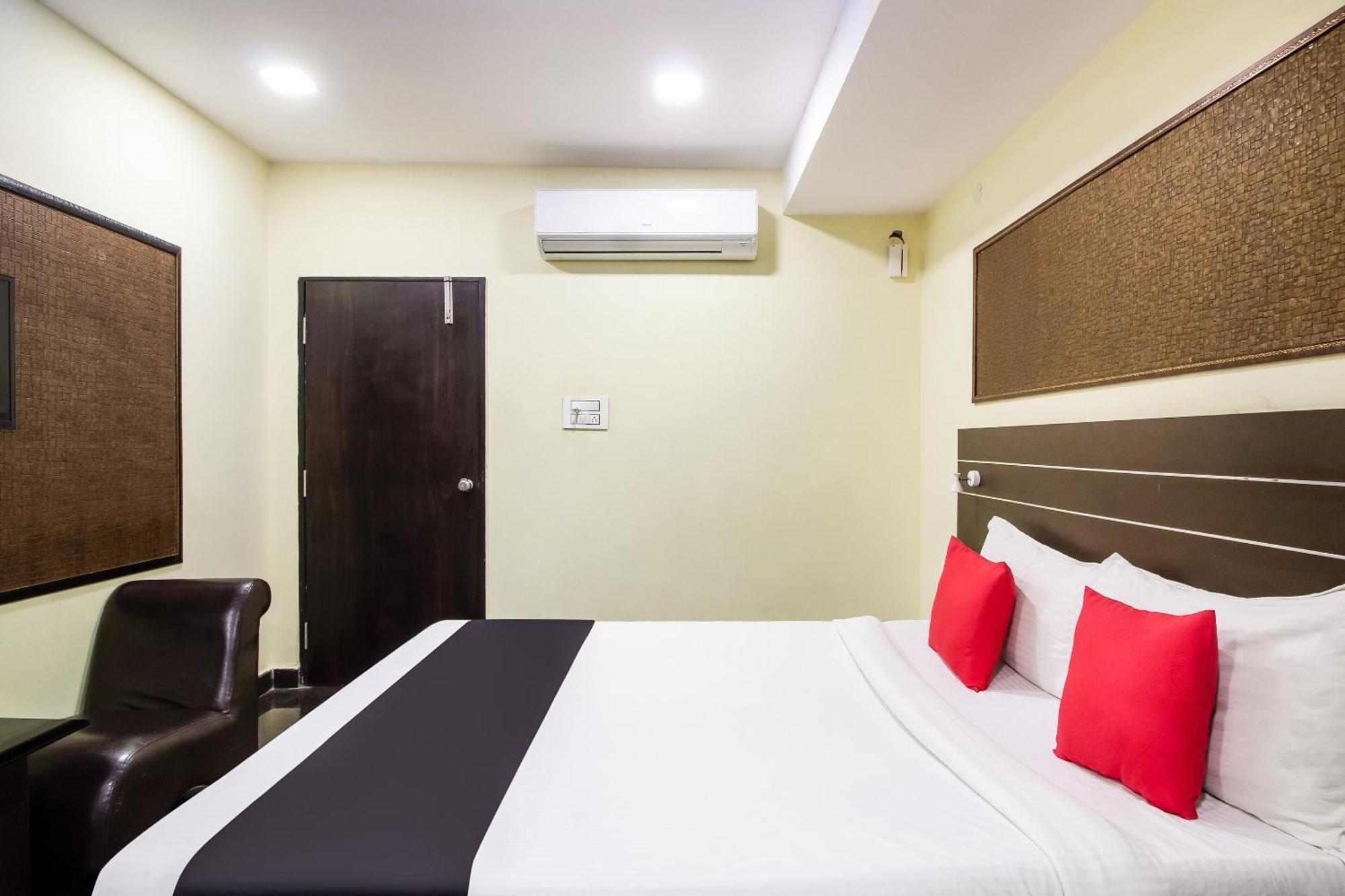 Capital O Sri Navya Grand Near Nexus Hyderabad Hotell Exteriör bild