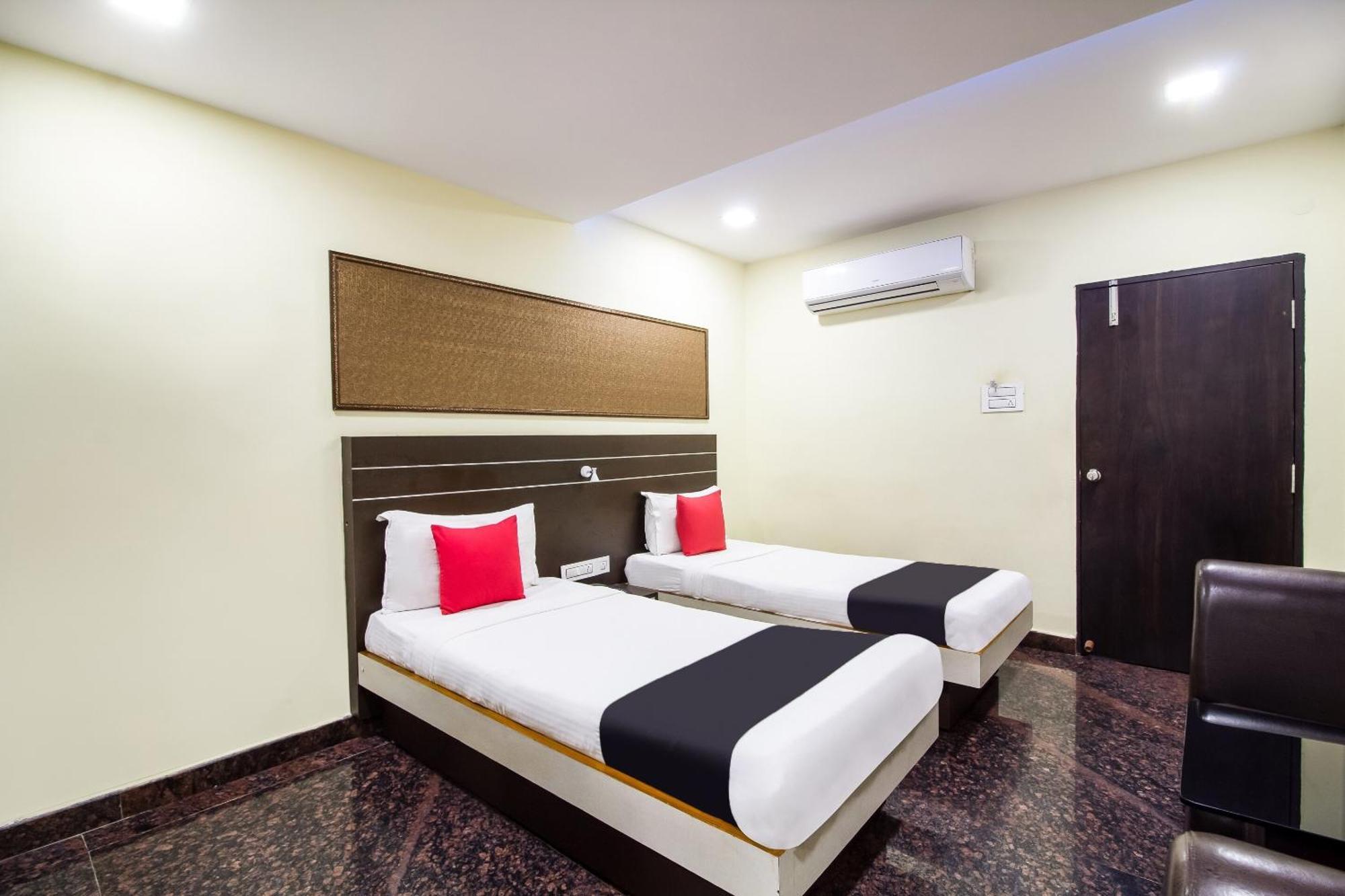 Capital O Sri Navya Grand Near Nexus Hyderabad Hotell Exteriör bild