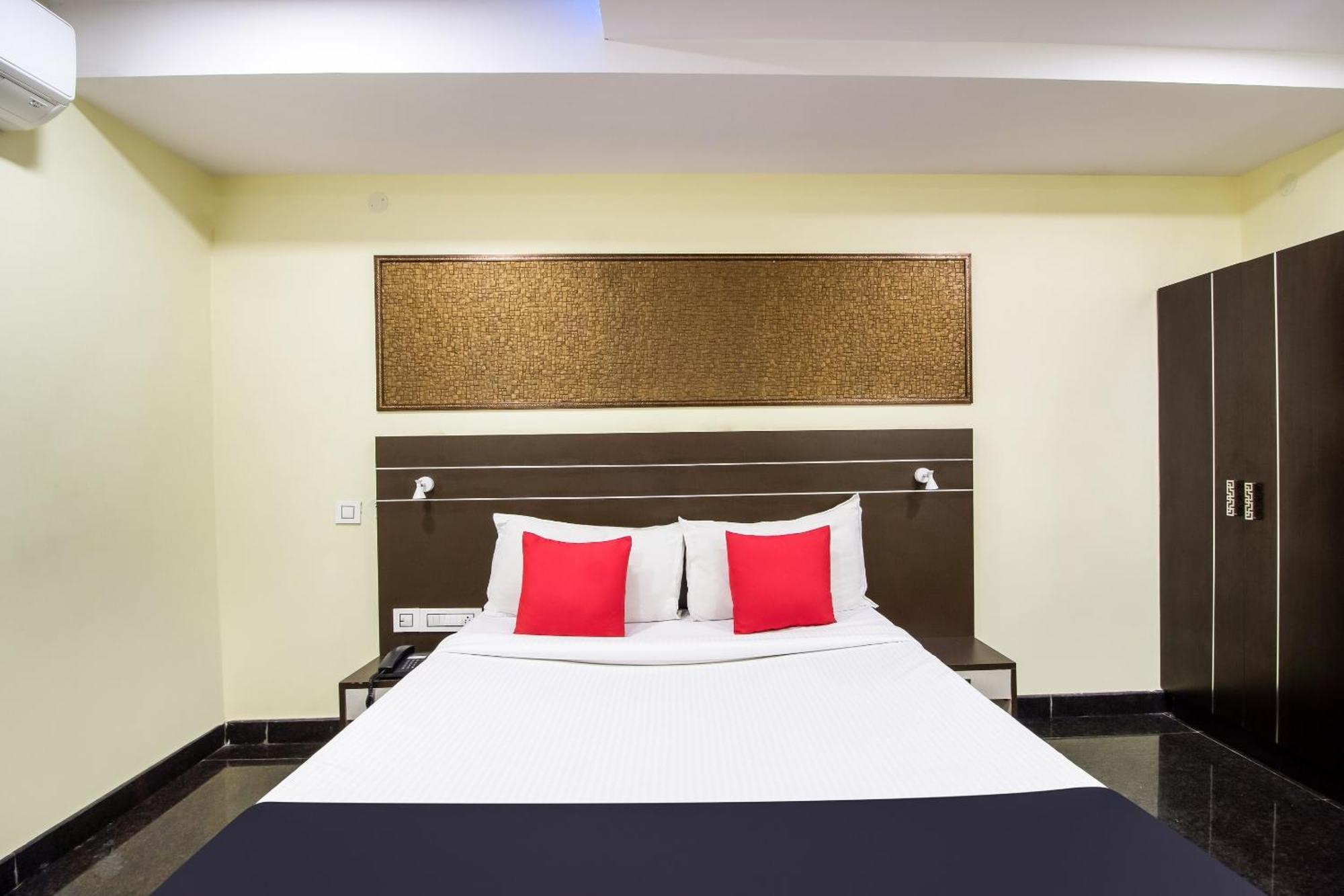 Capital O Sri Navya Grand Near Nexus Hyderabad Hotell Exteriör bild