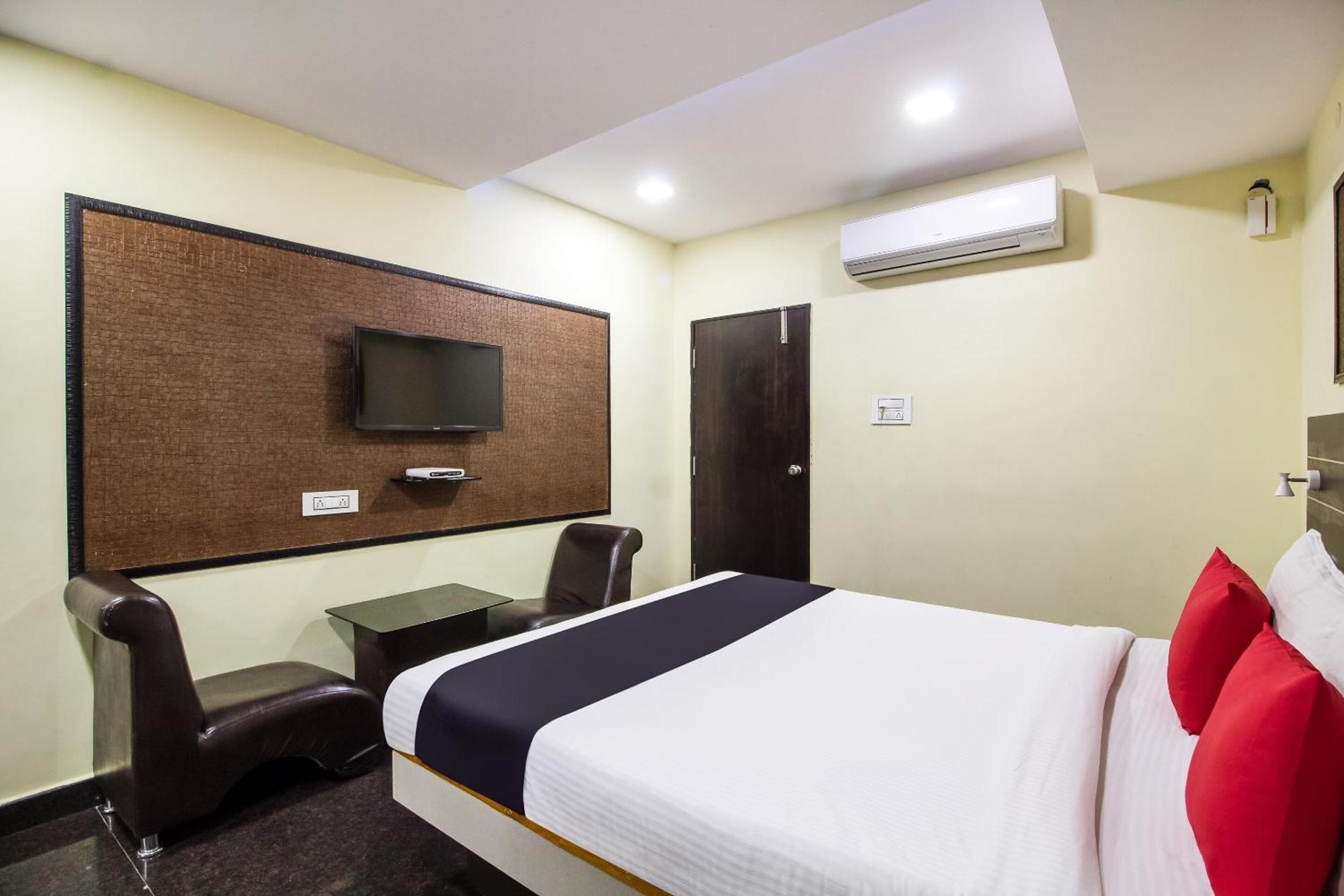 Capital O Sri Navya Grand Near Nexus Hyderabad Hotell Exteriör bild