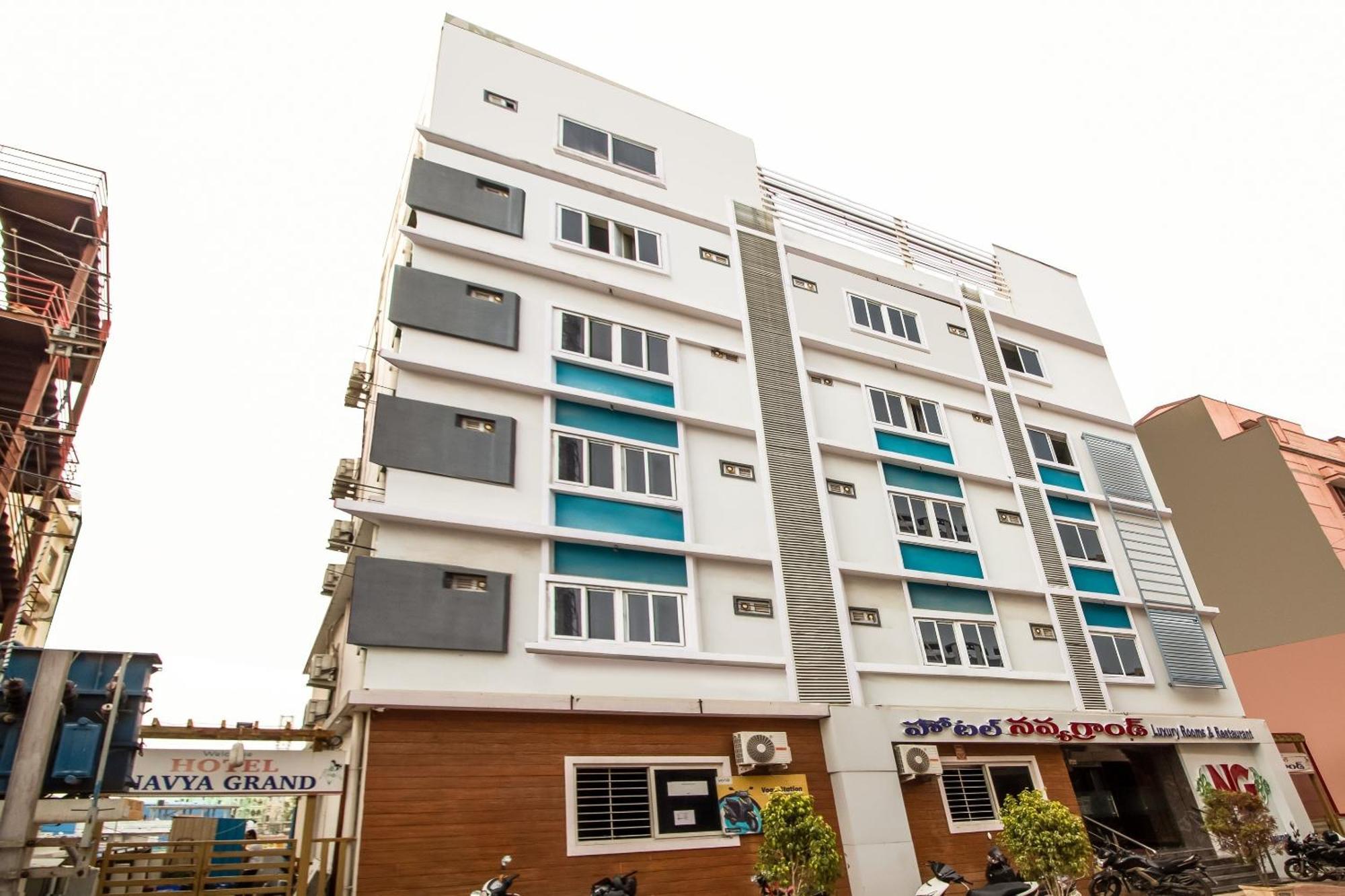Capital O Sri Navya Grand Near Nexus Hyderabad Hotell Exteriör bild