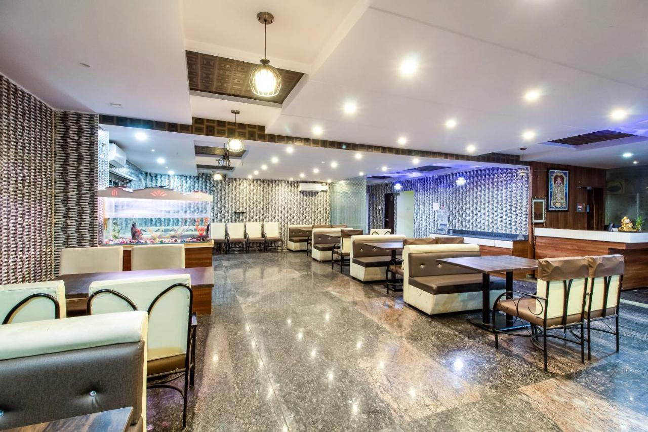 Capital O Sri Navya Grand Near Nexus Hyderabad Hotell Exteriör bild